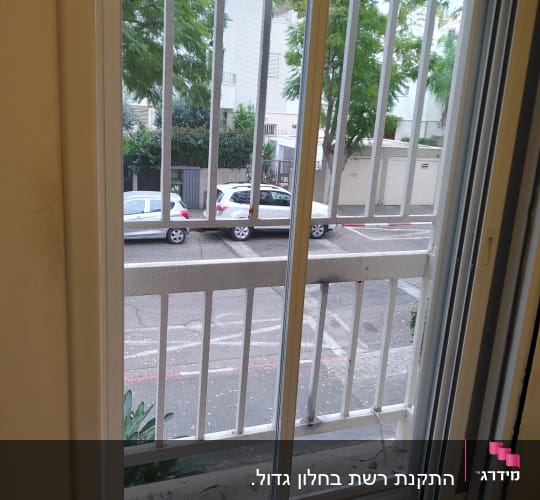 חלון אלומיניום עם סורגים חיצוניים